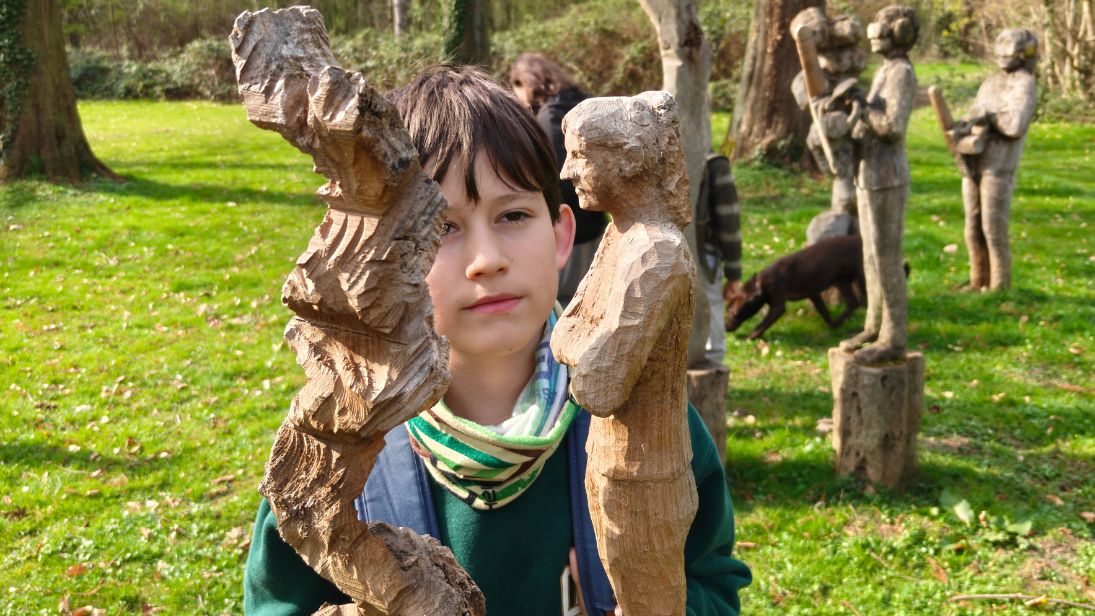 Janosch entdeckt im Schlosspark Stammheim die Kunstwerke zwischen Wiesen und alten Bäumen. © Benjamin Stapf